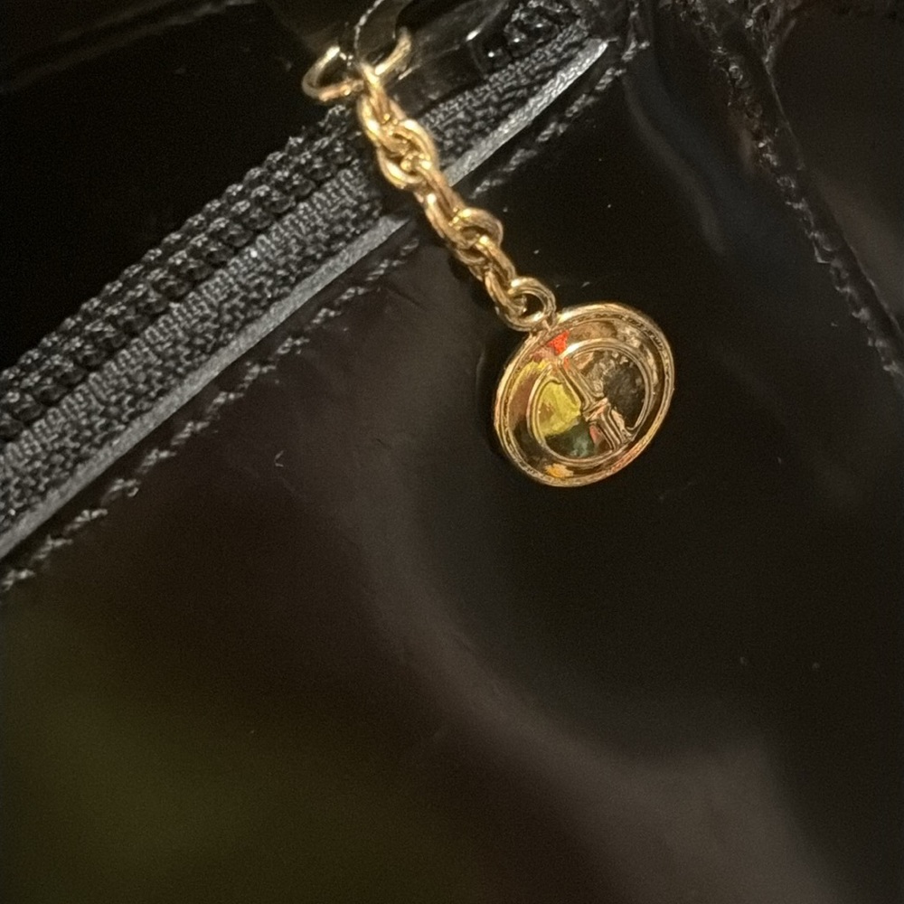GUCCI black patent tote shoulder bag w/ matching attached pouch; gold hardware. - Picture 3 of 16